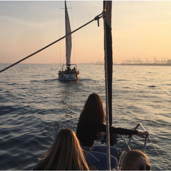Paseo en barco compartido al atardecer en Barcelona