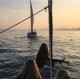 Paseo en barco compartido al atardecer en Barcelona