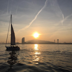 Paseo en barco compartido al atardecer en Barcelona