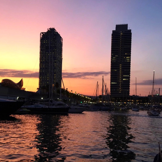 Paseo en barco compartido al atardecer en Barcelona
