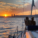 Paseo en barco compartido al atardecer en Barcelona